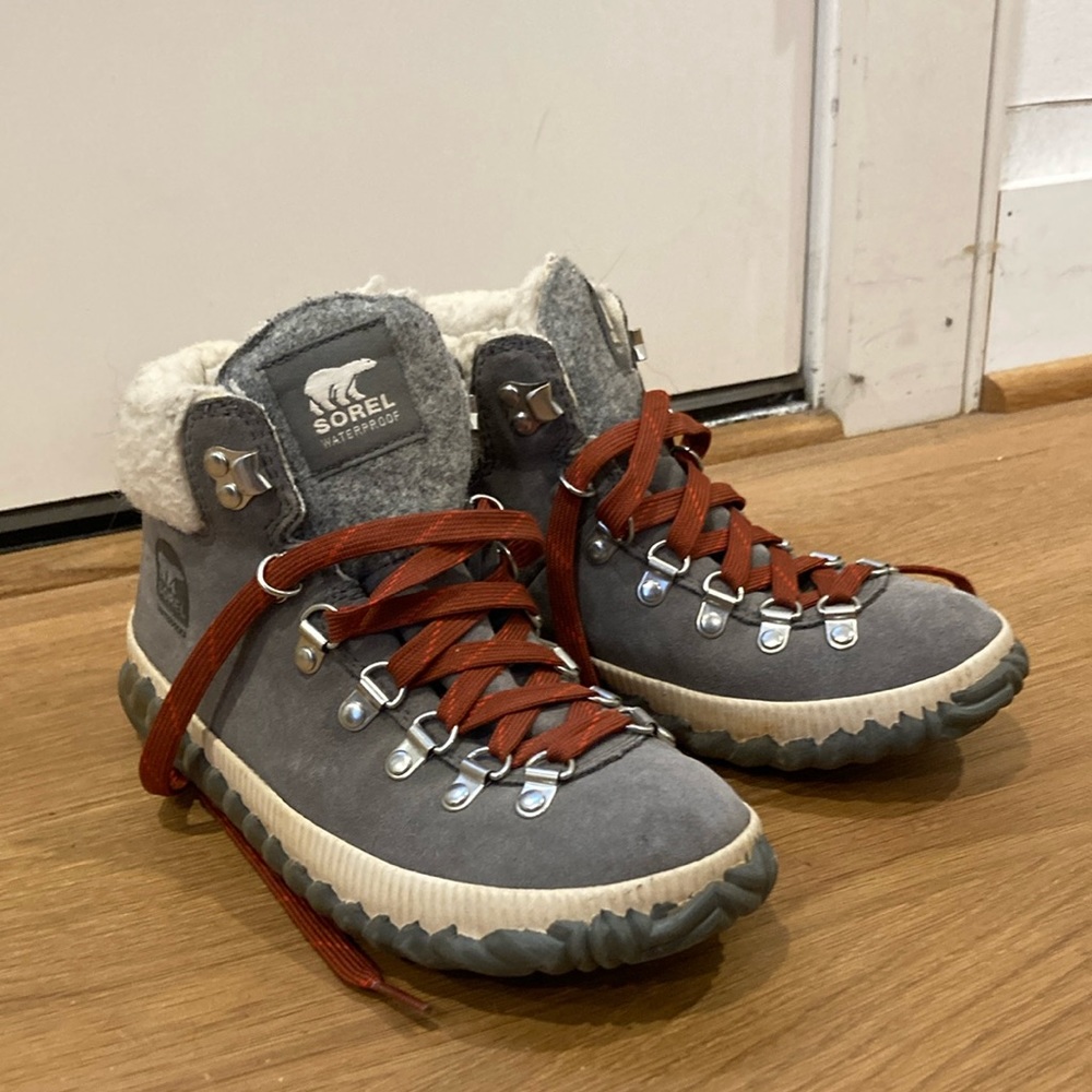 Sorel women’s short boots. Size 6